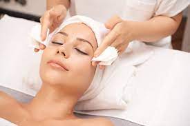 imagen de atención de un cliente en el servicio de Limpieza facial