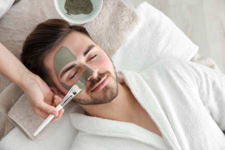 imagen de atención de un cliente en el servicio de profunda facial